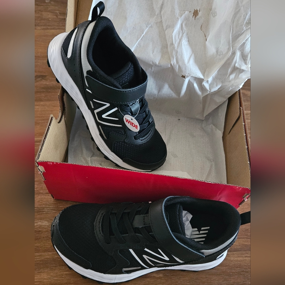 NIB New Balance Kid Black and White Sneakers 13.5 wide - Picture 5 of 5